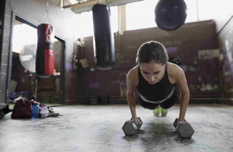10 simple exercises with weights you can do at home